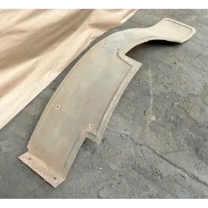Aile arrière droite pour automobile à transmission par chaine